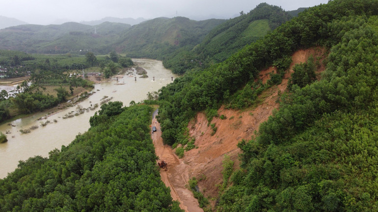 Tuyến ĐH 77 đi hướng hồ Nước Trong, xã Sơn Bao, huyện miền núi Sơn Hà bị sạt lở với chiều dài khoảng 75m.