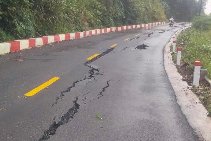 Mặt đường Quốc lộ 24 đoạn qua xã Ba Tiêu, huyện miền núi Ba Tơ (Quảng Ngãi) xuất hiện nhiều vết nứt lớn kéo dài.