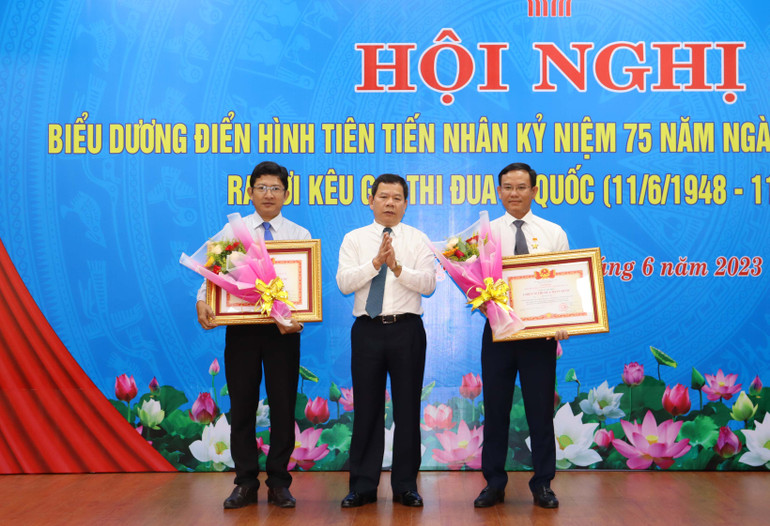 Thừa ủy quyền của Thủ tướng Chính phủ, lãnh đạo tỉnh Quảng Ngãi trao trao tặng danh hiệu “Chiến sĩ thi đua toàn quốc” cho 2 cá nhân tỉnh Quảng Ngãi có thành tích xuất sắc trong phong trào thi đua yêu nước.