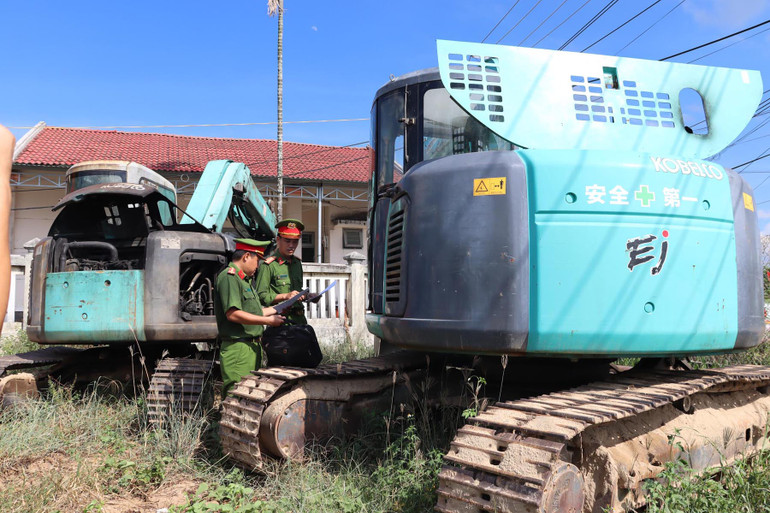 Qua tuần tra, kiểm soát, lực lượng chức năng ở Quảng Ngãi tạm giữ hàng trăm phương tiện để sử dụng khai thác cát trái phép.