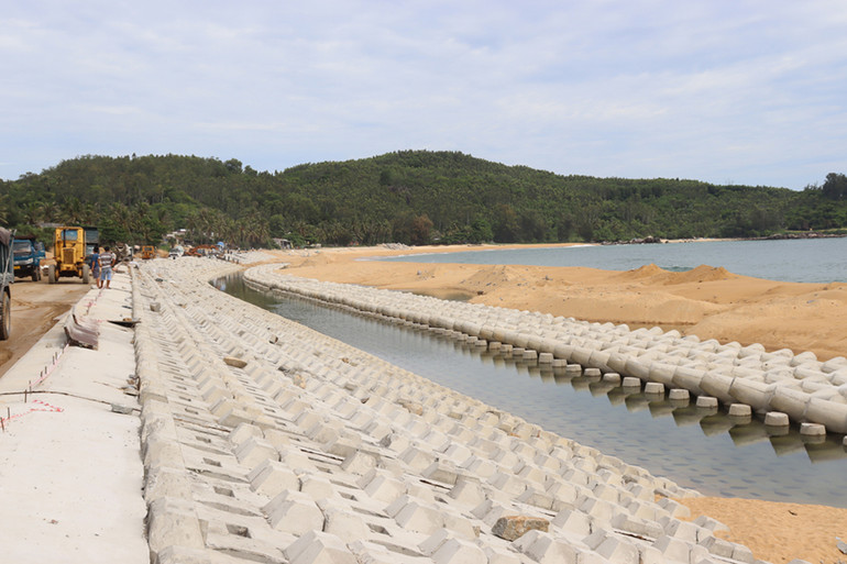 Tuyến kè kiên cố giúp người dân làng chài Thạnh Đức 1, phường Phổ Thạnh, thị xã Đức Phổ (Quảng Ngãi) an cư bên chân sóng.