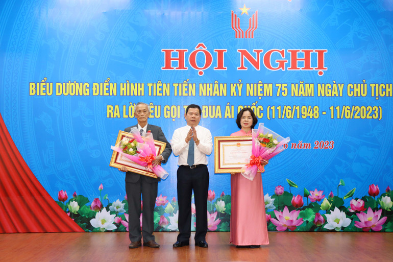 Thừa ủy quyền của Chủ tịch nước, lãnh đạo tỉnh Quảng Ngãi trao Huân chương Lao động hạng Nhì cho 2 cá nhân có quá trình cống hiến trong các phong trào Thi đua yêu nước.