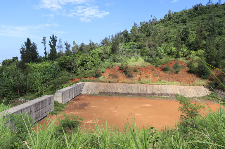 Do công tác khảo sát chưa kỹ nên dự án hệ thống trữ nước sinh hoạt kết hợp tưới tiết kiệm cho nông nghiệp đảo Lý Sơn phải tạm dừng thi công từ tháng 4/2020 đến nay.