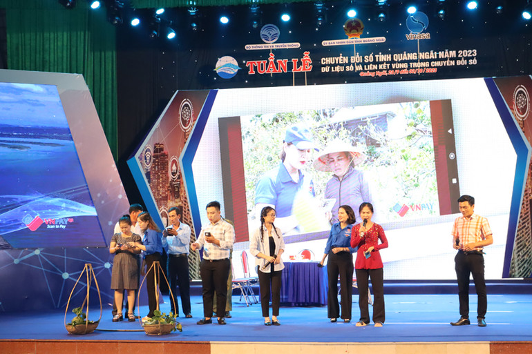 Tổ công nghệ số cộng đồng thôn Kỳ Thọ Nam 2, xã Hành Đức (huyện Nghĩa Hành) công diễn tác phẩm “Cầu nối đưa chuyển đổi số đến từng người dân” theo hình thức sân khấu hóa.