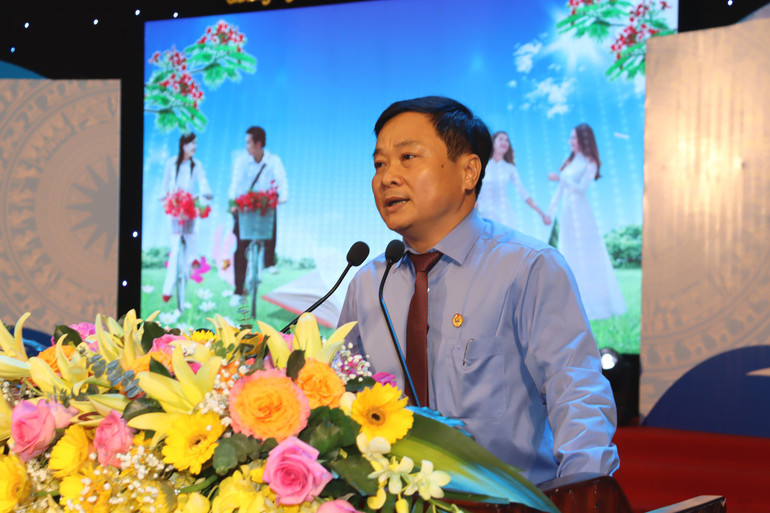 Chủ tịch Liên đoàn Lao động tỉnh Quảng Ngãi Nguyễn Phúc Nhân phát biểu tại buổi lễ.