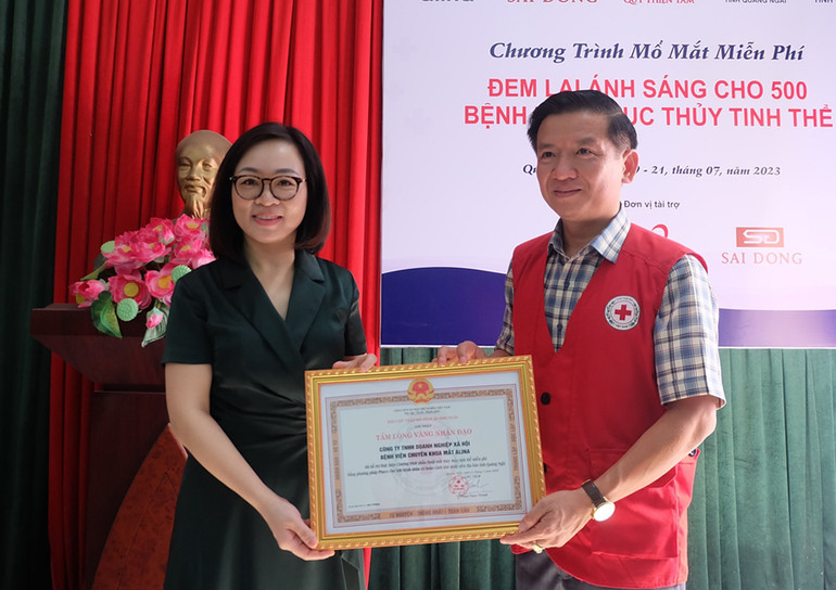 Lãnh đạo Hội Chữ thập đỏ tỉnh Quảng Ngãi trao tặng bảng Tấm lòng vàng cho đại diện Công ty trách nhiệm hữu hạn doanh nghiệp xã hội Bệnh viện chuyên khoa Mắt Alina đã góp phần đem lại ánh sáng cho người nghèo Quảng Ngãi.