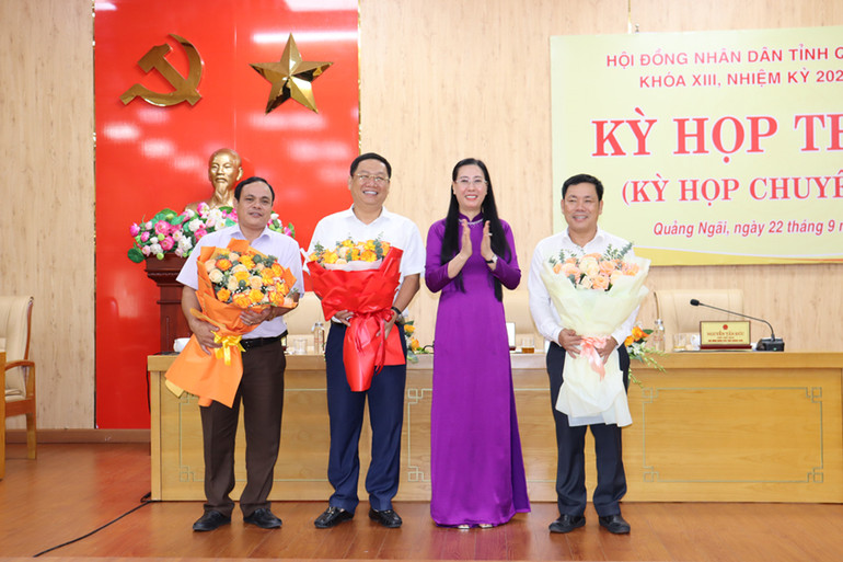 Bí thư Tỉnh ủy, Chủ tịch Hội đồng nhân dân tỉnh Quảng Ngãi Bùi Thị Quỳnh Vân tặng hoa chúc mừng 3 đồng chí nhận nhiệm vụ mới.