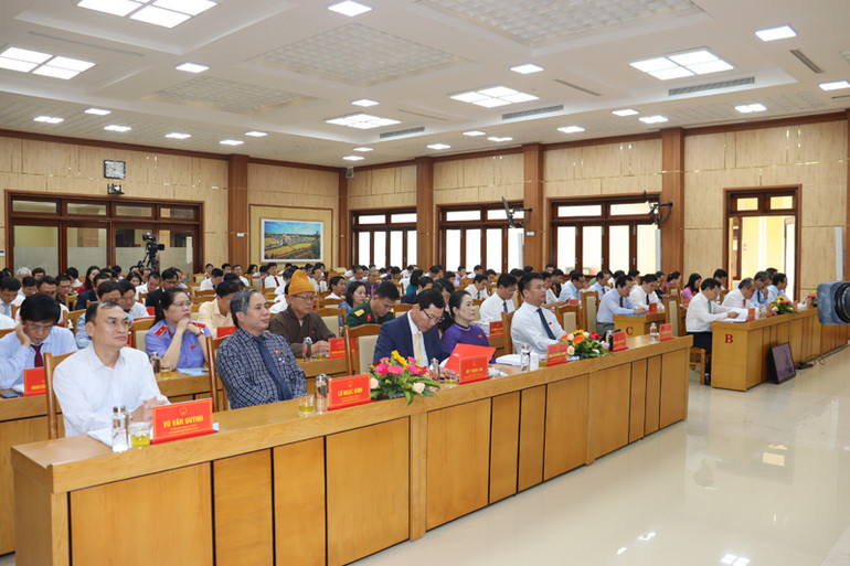 Các đại biểu tham dự kỳ họp.