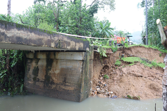 Cầu Nước Lố thuộc tuyến đường ĐH 77 (Di Lăng-Sơn Bao) bị hư hỏng hoàn toàn tường cánh phía hạ lưu, sạt lở sâu vào nền đường.