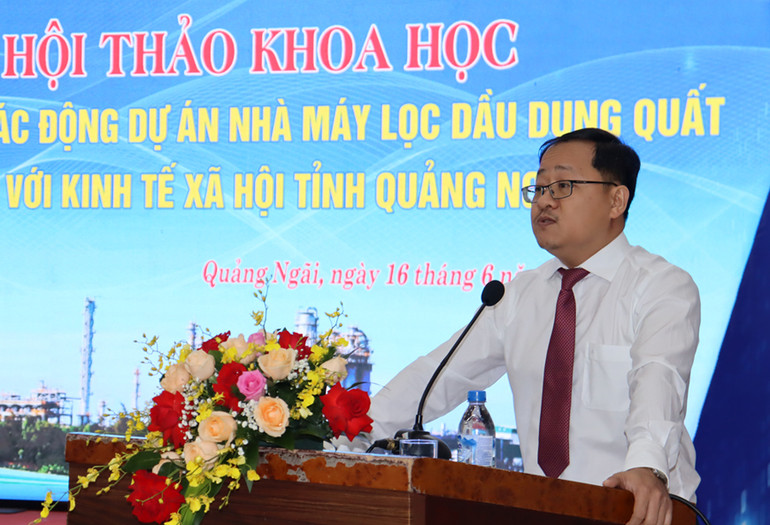 Tiến sĩ Hoàng Hồng Hiệp, Quyền Viện trưởng Viện Khoa học xã hội vùng Trung Bộ trình bày tham luận tại hội thảo.