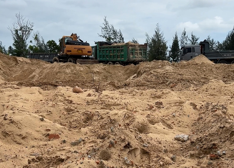 Khu vực bờ biển thuộc Khu du lịch sinh thái Thiên Đàng bị băm nát bởi khai thác cát lậu.