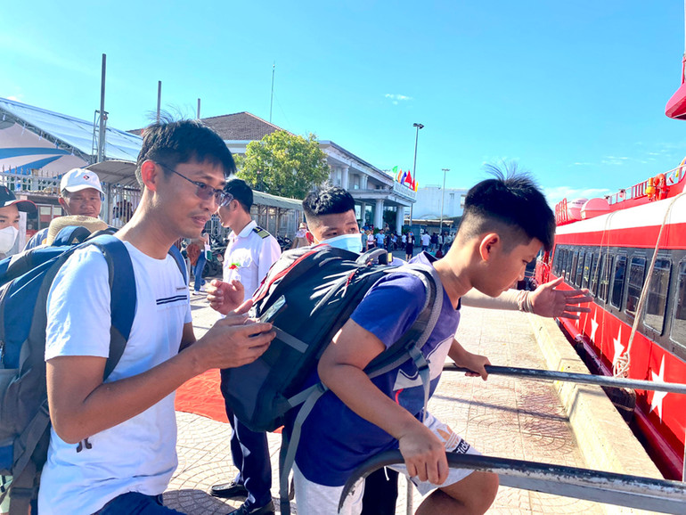 Những hành khách đầu tiên trải nghiệm trên tàu cao tốc Phú Quốc Express khởi hành từ Sa Kỳ đi Lý Sơn vào sáng 19/7.