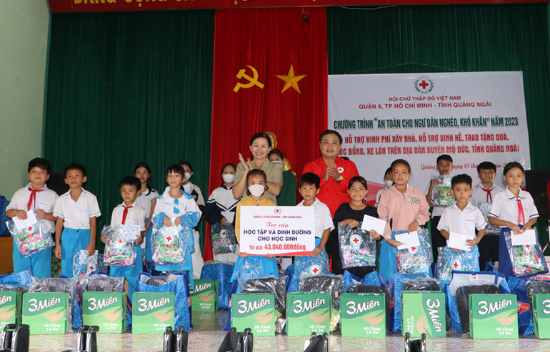 Trao quà cho học sinh là con em ngư dân nghèo có điều kiện học tập và cải thiện dinh dưỡng.