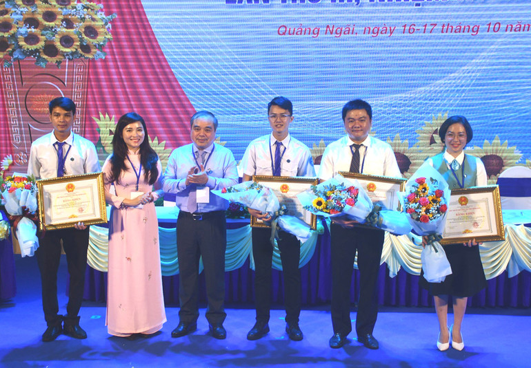 Hai tập thể và hai cá nhân có thành tích trong công tác Hội và phong trào sinh viên nhiệm kỳ 2018-2023 vinh dự được Ủy ban nhân dân tỉnh Quảng Ngãi tặng Bằng khen.