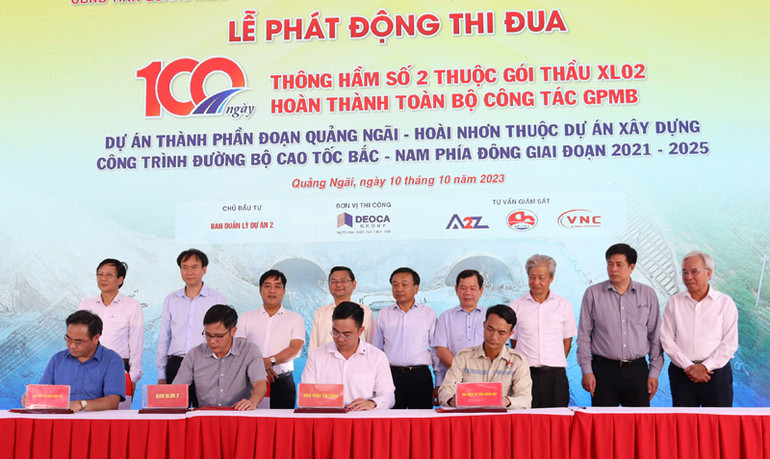 Chủ đầu tư, nhà thầu thi công, đại diện tư vấn, giám sát ký kết giao ước thi đua đến ngày 31/12/2023 sẽ thông hầm 2.