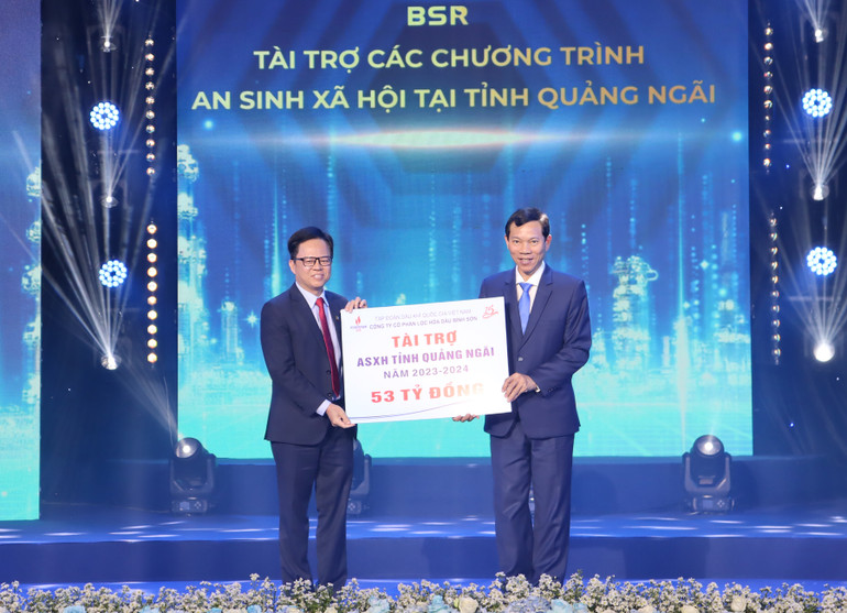 Lãnh đạo BSR trao biểu trưng tài trợ công tác an sinh xã hội tại tỉnh Quảng Ngãi giai đoạn 2023-2024 với tổng số tiền 53 tỷ đồng.