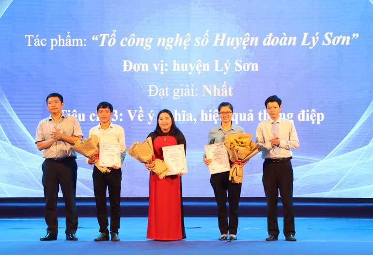 Trao giải Nhất cho 3 đơn vị Tổ công nghệ số cộng đồng của huyện Lý Sơn; xã Hành Đức (huyện Nghĩa Hành) và phường Trương Quang Trọng (thành phố Quảng Ngãi).