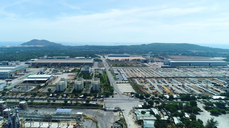 Nhà máy lọc dầu Dung Quất được ví như "thỏi nam châm" thu hút vốn đầu tư trong và ngoài nước vào Khu kinh tế Dung Quất.