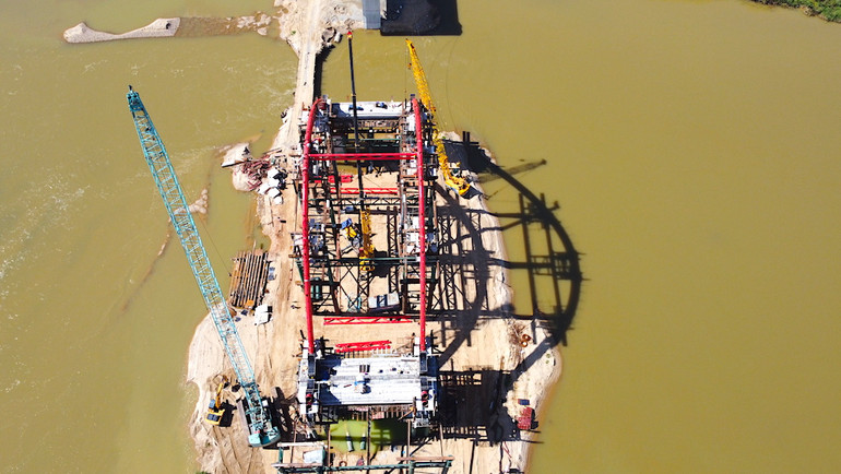 Các hạng mục giữa dòng sông được thi công đúng tiến độ, bảo đảm điểm dừng kỹ thuật trước mùa mưa bão năm nay.