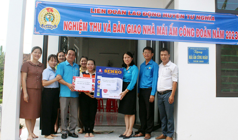 Trong những năm qua, các cấp công đoàn ở Quảng Ngãi trao tặng hàng trăm nhà "Mái ấm công đoàn", giúp đoàn viên có hoàn cảnh khó khăn về nhà ở có cuộc sống tốt đẹp hơn.