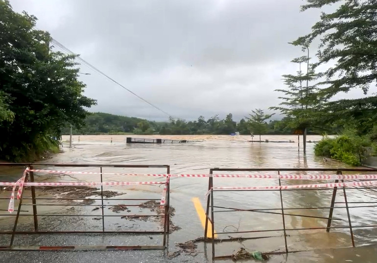 Chính quyền các địa phương rào chắn, cắt cử lực lượng canh gác không cho người và phương tiện qua lại trên các tuyến giao thông bị ngập sâu.