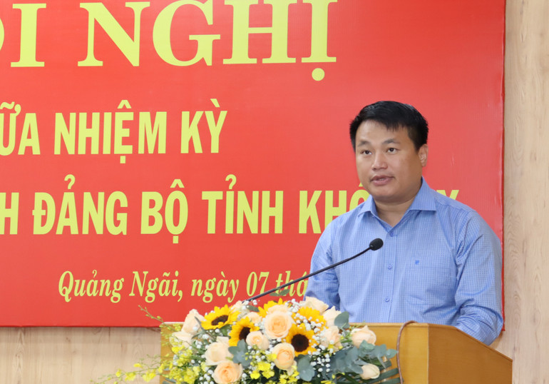 Đồng chí Đặng Ngọc Huy, Phó Bí thư Thường trực Tỉnh ủy, Trưởng Đoàn đại biểu Quốc hội tỉnh Quảng Ngãi đọc báo cáo tại Hội nghị.