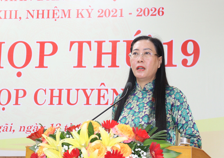 Đồng chí Bùi Thị Quỳnh Vân, Ủy viên Trung ương Đảng, Bí thư Tỉnh ủy, Chủ tịch Hội đồng nhân dân tỉnh Quảng Ngãi phát biểu tại kỳ họp.