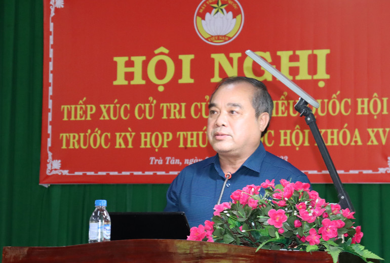 Phó Chủ tịch Thường trực Ủy ban nhân dân tỉnh Quảng Ngãi Trần Hoàng Tuấn trả lời, làm rõ những kiến nghị của cử tri.