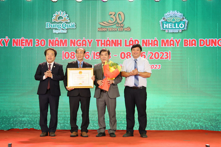 Lãnh đạo Ủy ban nhân dân tỉnh Quảng Ngãi trao Bằng khen cho Nhà máy Bia Dung Quất đã có nhiều đóng góp trong công tác an sinh xã hội tại tỉnh Quảng Ngãi.