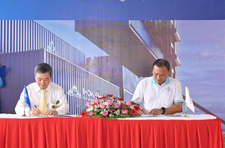 Lãnh đạo Công ty cổ phần sản xuất container Hòa Phát ký kết hợp đồng tiếp theo cùng Công ty New Way Lines với số lượng 500 container loại 20 feet.