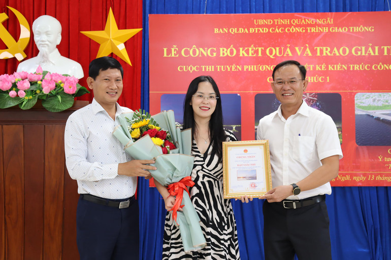 Trao Bằng chứng nhận giải Nhì cho ý tưởng thiết kế “Giai điệu xứ Quảng”, liên tưởng núi “Thiên Ấn-Thiên Bút” soi bóng xuống dòng sông Trà Khúc.