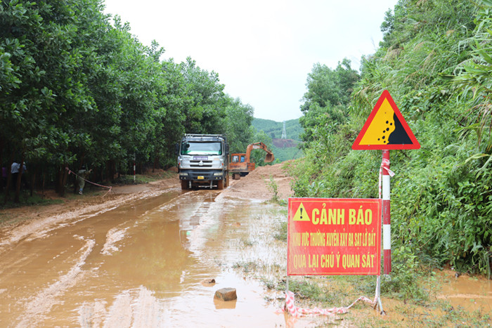Khắc phục tạm thời điểm sạt lở trên tuyến ĐH 77 đi hồ Nước Trong, đoạn qua xã Sơn Bao.