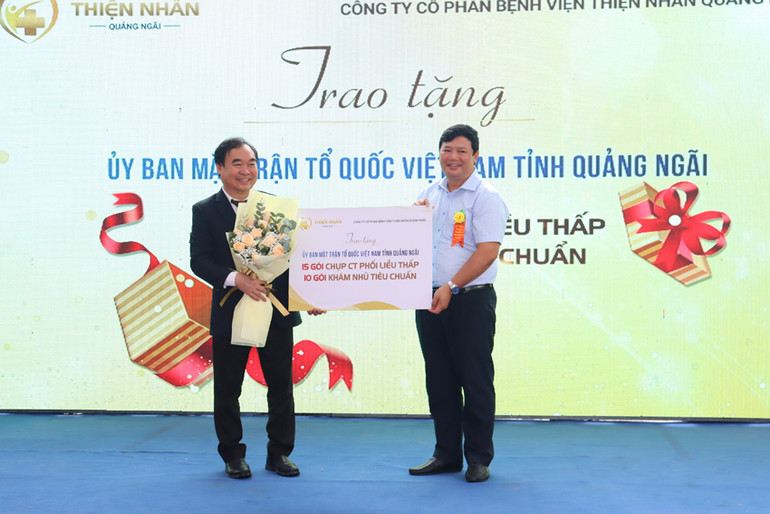 Trao tặng gói chụp CT ngực liều thấp phát hiện rất sớm ung thư phổi và gói khám vú tiêu chuẩn tầm soát ung thư vú cho những đối tượng có hoàn cảnh khó khăn ở Quảng Ngãi.