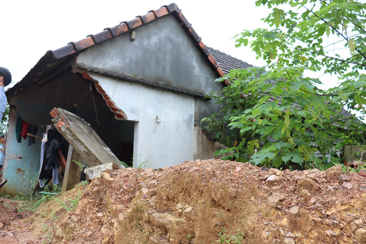 Dấu tích vụ sạt lở núi Van Cà Vãi xảy ra năm 2020 làm hư hỏng nhiều công trình phụ của người dân vẫn còn hiện hữu.