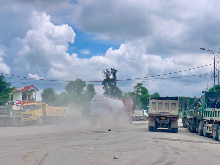 Xe tải trọng lớn lưu thông trên quốc lộ 24C, tuyến giao thông huyết mạch kết nối các tỉnh trong khu vực đến cảng Dung Quất, gây bụi bẩn mù mịt.