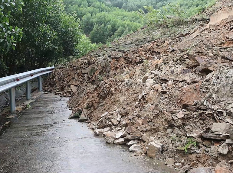 Hàng nghìn mét khối đất đá đổ ập xuống lòng đường, gây ách tắc hoàn toàn giao thông trên tỉnh lộ 624.