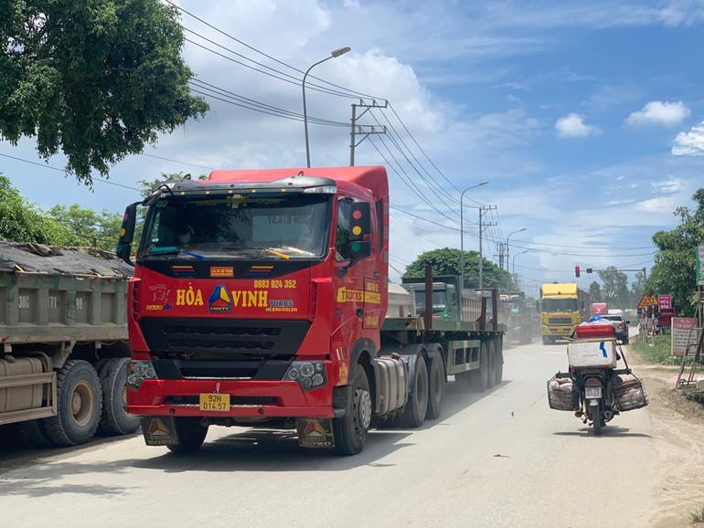 Nhiều tuyến đường giao thông tại Khu kinh tế Dung Quất có lòng đường quá chật hẹp, tiềm ẩn nguy cơ tai nạn giao thông.
