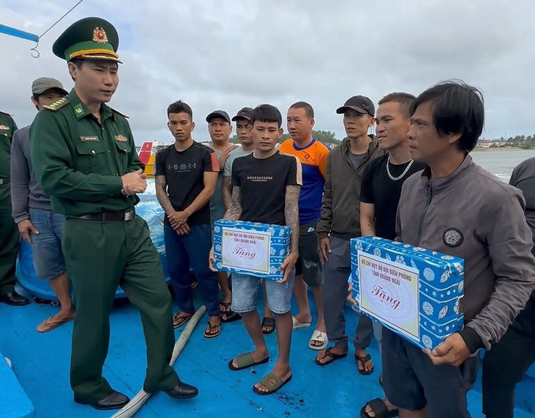 Đại diện Bộ Chỉ huy Bộ đội biên phòng Quảng Ngãi thăm hỏi, tặng quà cho các ngư dân bị nạn. Đại diện Bộ Chỉ huy Bộ đội biên phòng Quảng Ngãi thăm hỏi, tặng quà cho các ngư dân bị nạn.