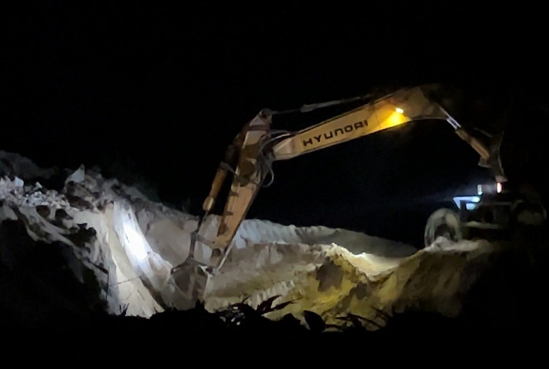 Việc khai thác cát trái phép tại Khu du lịch sinh thái Thiên Đàng diễn ra trong đêm khuya đến rạng sáng nhằm tránh sự phát hiện của cơ quan chức năng.