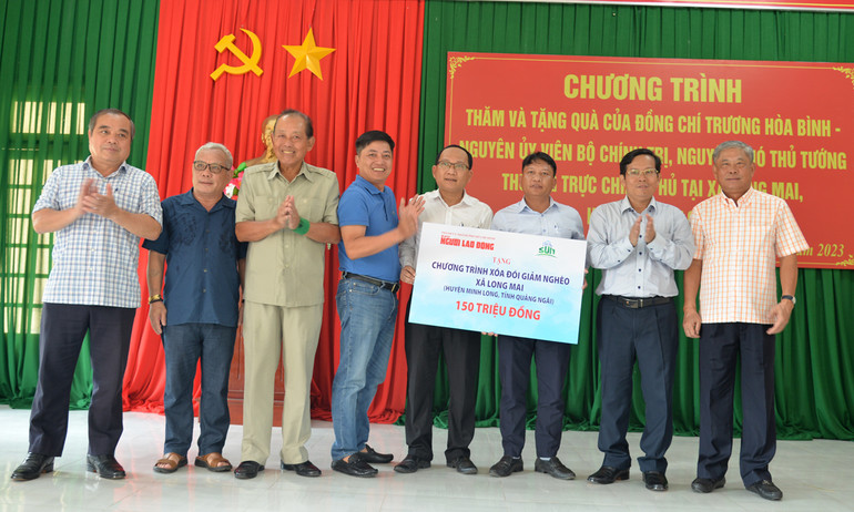 Trao biểu trưng hỗ trợ 150 triệu đồng cho chương trình xóa đói giảm nghèo xã Long Mai, huyện miền núi Minh Long (Quảng Ngãi)