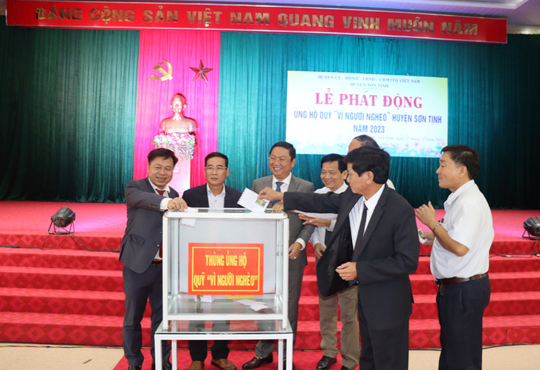 Đông đảo cán bộ, công chức, viên chức huyện Sơn Tịnh tham gia ủng hộ trực tiếp tại lễ phát động.