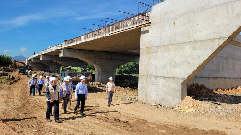 Lãnh đạo Ban Quản lý dự án đầu tư xây dựng các công trình giao thông tỉnh Quảng Ngãi thường xuyên kiểm tra, giao ban tại hiện trường nhằm rà soát tiến độ và giám sát chất lượng công trình.