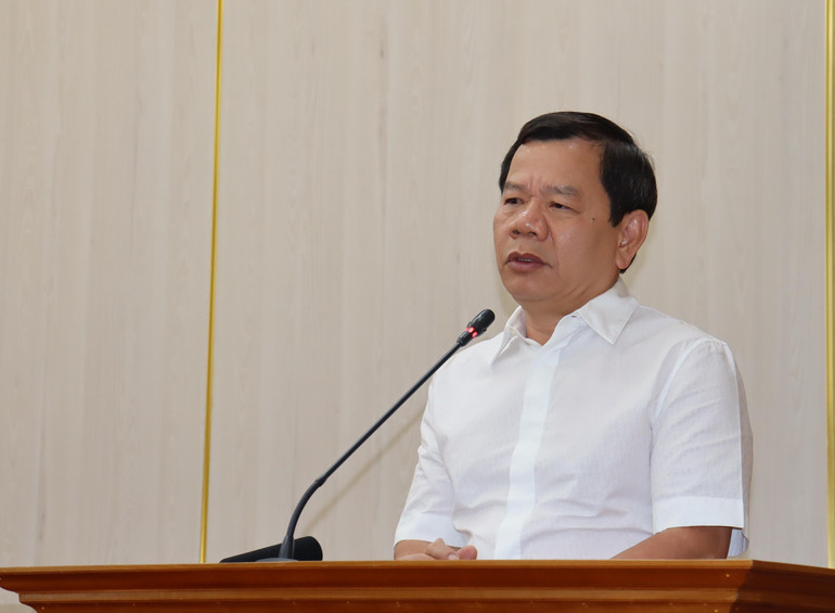 Chủ tịch Ủy ban nhân dân tỉnh Quảng Ngãi Đặng Văn Minh phát biểu chỉ đạo tại cuộc họp.