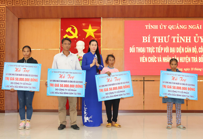 Đồng chí Bùi Thị Quỳnh Vân, Ủy viên Trung ương Đảng, Bí thư Tỉnh ủy, Chủ tịch Hội đồng nhân dân tỉnh Quảng Ngãi trao biểu trưng hỗ trợ xây dựng ở cho người có công ở huyện miền núi Trà Bồng.