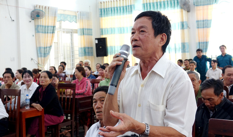 Cử tri xã Đức Phong, huyện Mộ Đức nêu kiến nghị tại buổi tiếp xúc cử tri của Đoàn đại biểu Quốc hội tỉnh Quảng Ngãi.