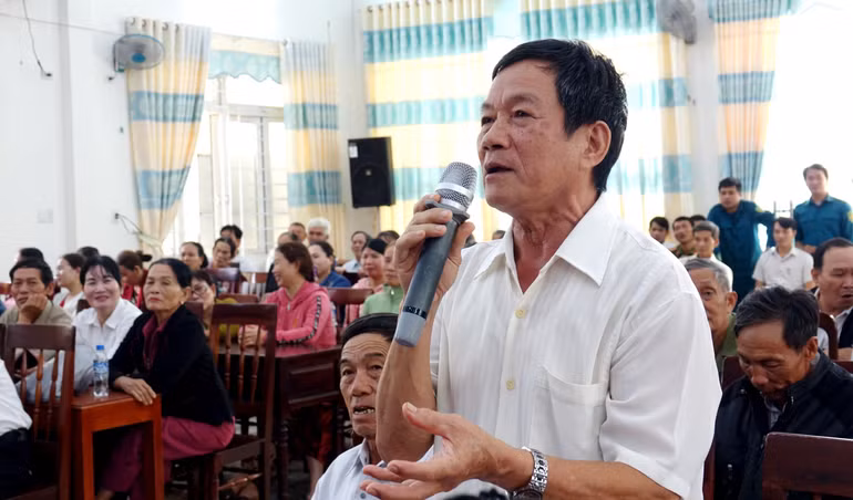 Cử tri xã Đức Phong, huyện Mộ Đức nêu kiến nghị tại buổi tiếp xúc cử tri của Đoàn đại biểu Quốc hội tỉnh Quảng Ngãi. Cử tri xã Đức Phong, huyện Mộ Đức nêu kiến nghị tại buổi tiếp xúc cử tri của Đoàn đại biểu Quốc hội tỉnh Quảng Ngãi.