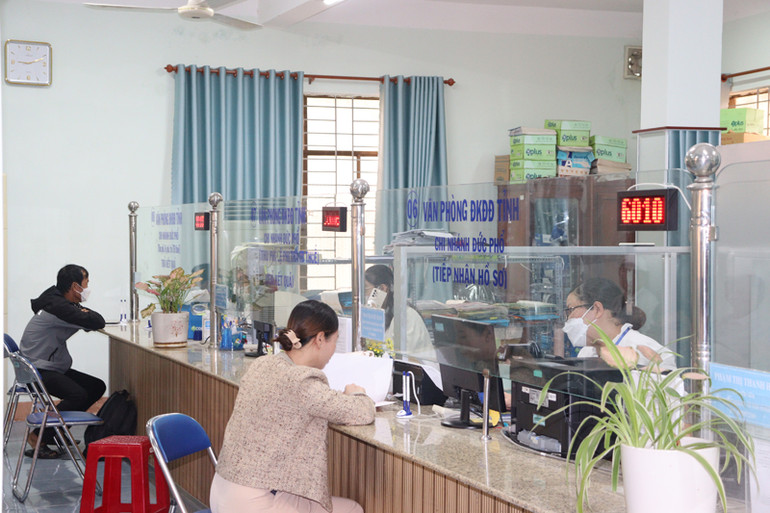 Người dân thị xã quen dần với việc thanh toán trực tuyến khi thực hiện thủ tục hành chính.