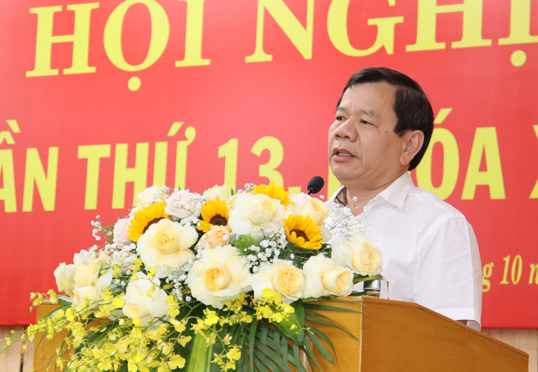 Chủ tịch Ủy ban nhân dân tỉnh Quảng Ngãi Đặng Văn Minh báo cáo tình hình phát triển kinh tế-xã hội của tỉnh trong 9 tháng đầu năm 2023.