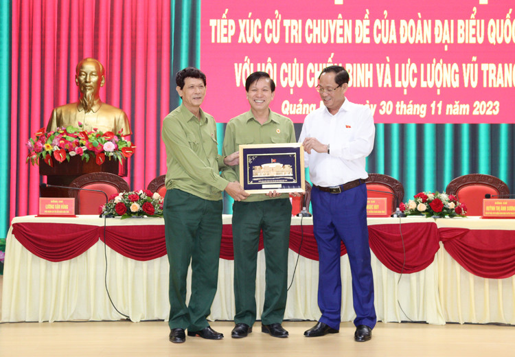 Phó Chủ tịch Quốc hội Trần Quang Phương tặng quà lưu niệm cho Hội Cựu chiến binh tỉnh Quảng Ngãi.