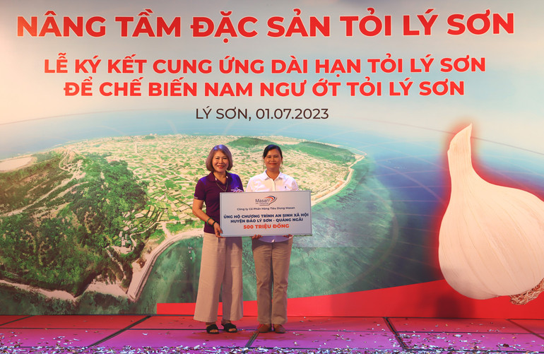 Lãnh đạo Công ty cổ phần Hàng tiêu dùng Masan trao biểu trưng tặng 500 triệu đồng để triển khai chương trình an sinh xã hội cho lãnh đạo Ủy ban nhân dân huyện Lý Sơn. Lãnh đạo Công ty cổ phần Hàng tiêu dùng Masan trao biểu trưng tặng 500 triệu đồng để triển khai chương trình an sinh xã hội cho lãnh đạo Ủy ban nhân dân huyện Lý Sơn.